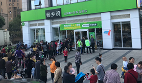 嘴上說不吃，身體很誠實(shí)！嫌棄預(yù)制菜的“老鄉(xiāng)”們?cè)诶相l(xiāng)雞門店大排長(zhǎng)龍